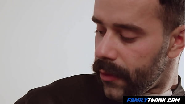 FamilyTwink – Katholischer Junge Ryan Jacobs von Vater Teddy Torres bestraft