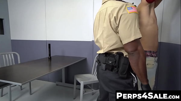 Perps4Sale.com - Aaron Trainer &amp_ Amone Bane - Jock-Täter Amone Bane fickt den schwarzen Offizier Aaron Trainer ohne Sattel