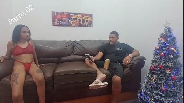 Dessinha, la pequeña surfista, hace revelaciones no sólo con el ogro Leo: - Quiero follar con 8 hombres, me cogí con dos y me gustó.