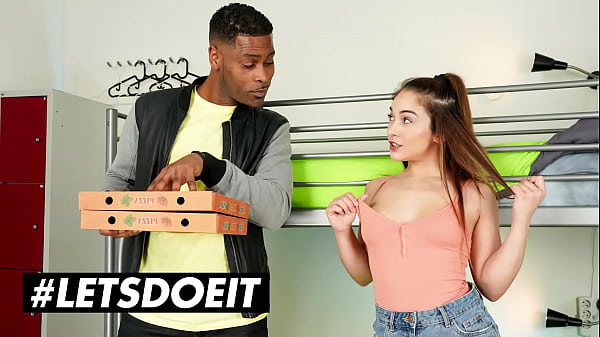 Wunderschönes Teenie-Mädchen posiert in großem Arsch