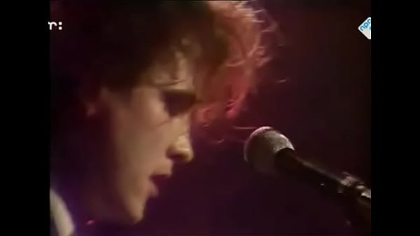 Une jeune fille sensuelle joue