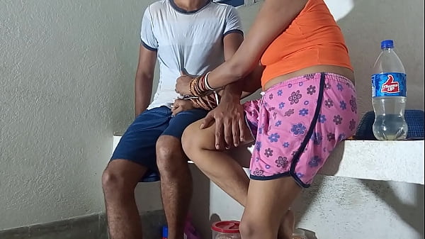 Il cognato che è venuto a darmi la partecipazione al matrimonio mi ha strofinato la figa e mi ha scopato! Porno XXX indiano bengalese con voce hindi