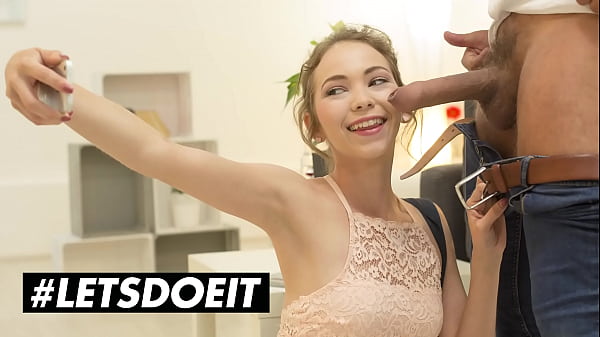 Wildes Teenie-Mädchen vergnügt sich beim Analsex