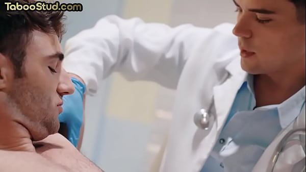 Muskulöser Hengst wird bei Arztbesuch von tätowiertem Hengst ohne Sattel durchbohrt