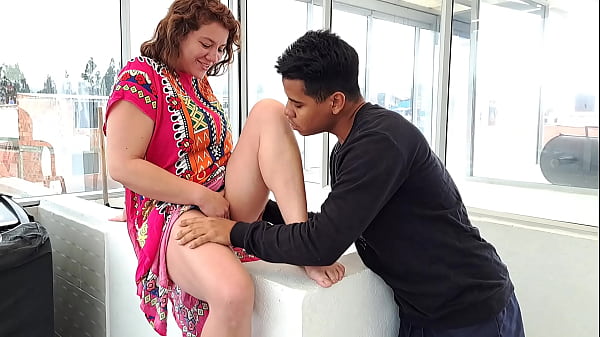 Mi hermanastra se masturba en la zona de lavado, no le importa que la vean. Parte 1.