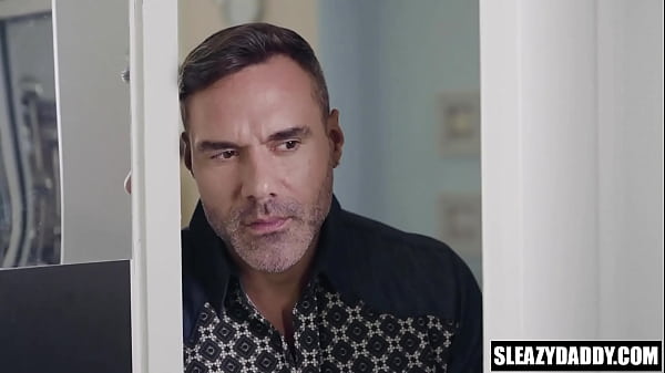 Patrigno e figliastro confrontano cazzi e scopano