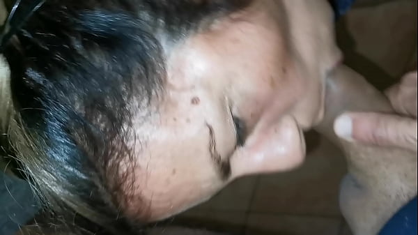 Entro in casa mentre la mia matrigna si masturba guardando il porno