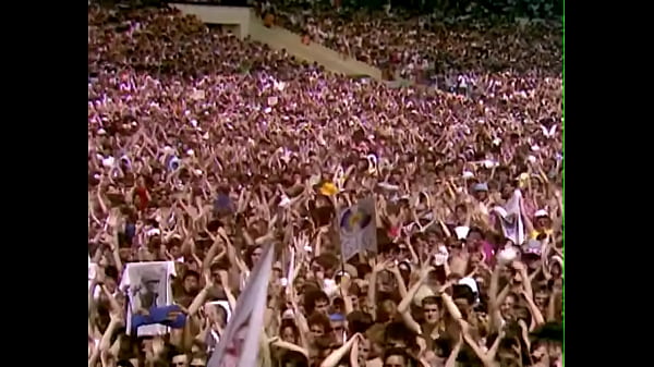 Una teenager latina si esibisce in modo sexy