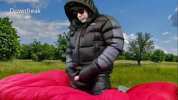 Giật mình với chiếc găng tay Parkasite mặc áo khoác Sherpa và quần dài.