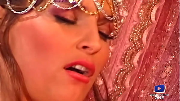 Claudia Jamsson et Hannah, baisées au pays des mille et une nuits