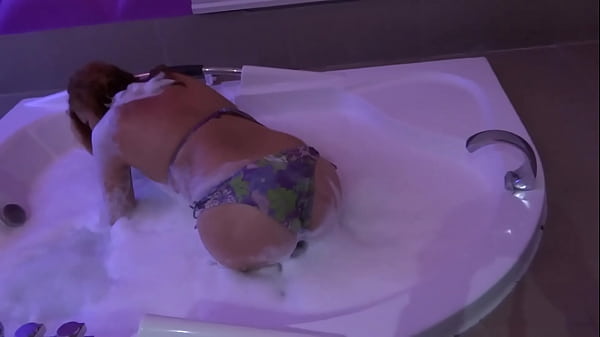 La bellissima moglie del mio amico si gode la jacuzzi del motel prima di scoparla, adora il cazzo