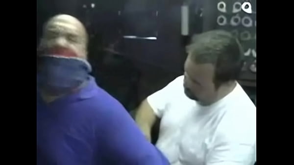 Orso legato e imbavagliato